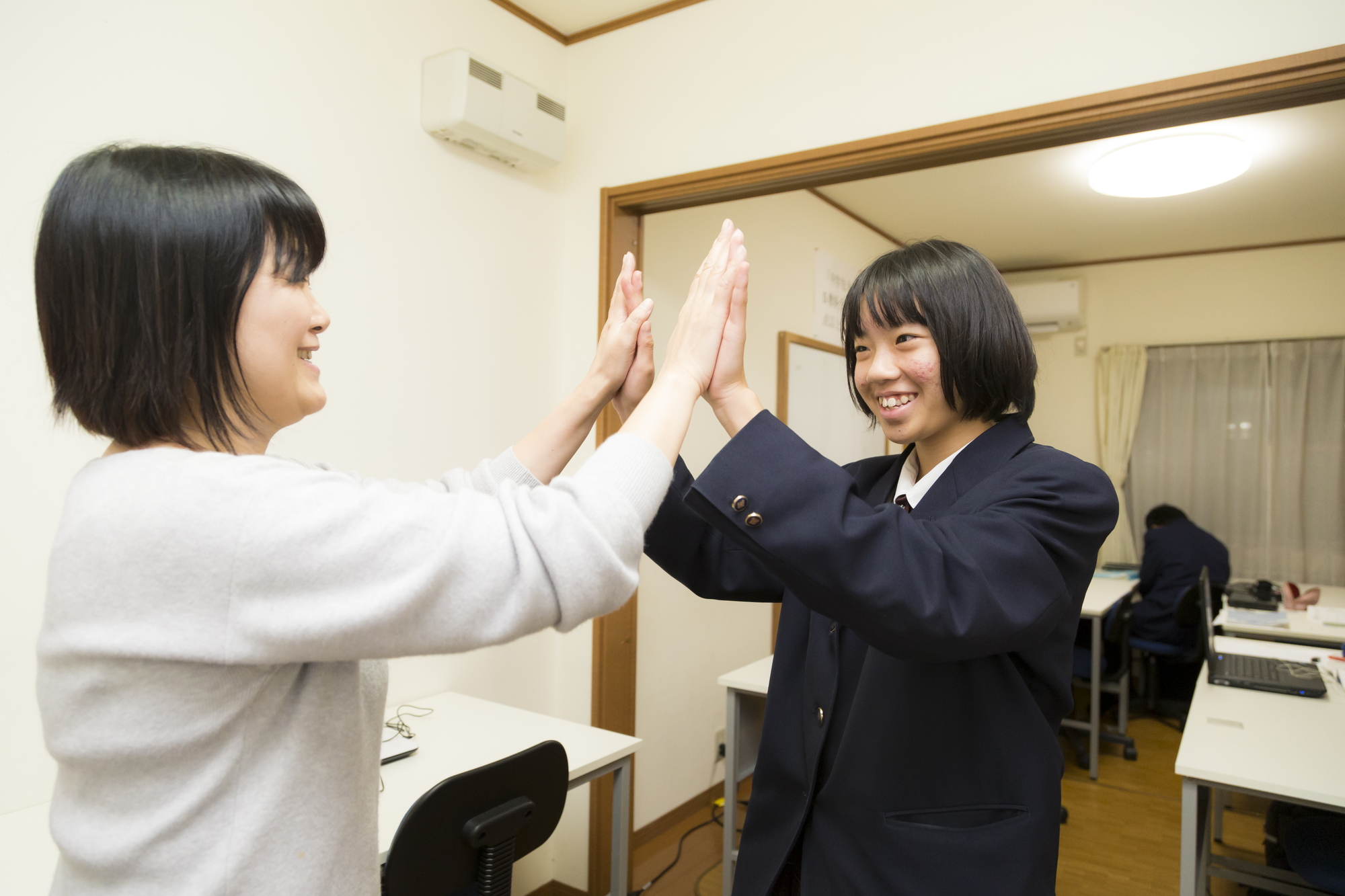 深川英里ハイタッチ